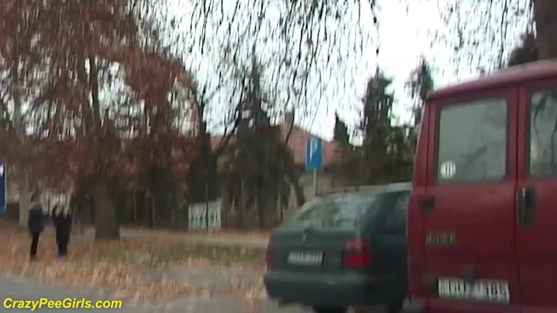 Crazy pee girls: Ragazza fa pipì tra le macchine