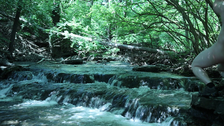 barenakedboy: di tepi air terjun, coba nyiapin momen pribadinya