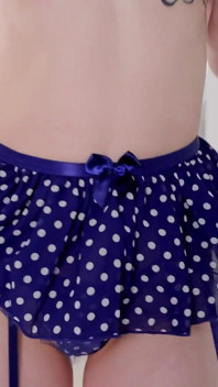 My18teens - una ragazza magra con una pelle pallida si scopa la figa con le dita