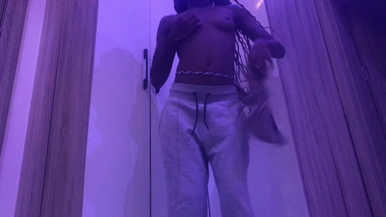 Browngurl234: Сексуальна струнка темношкіра, відео від першої особи, трясе своїми вигинами в звабливому Дені