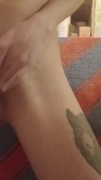 我在浴室里撸管我毛茸茸的紧致阴户