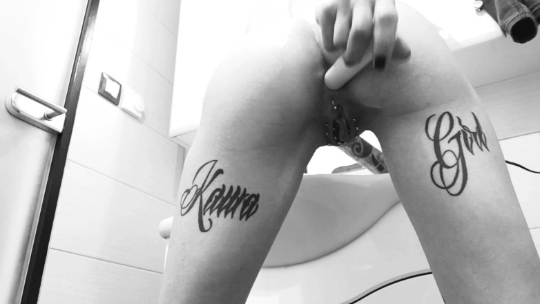InkedKawaGirl: เครื่องสั่นรูตูดแน่นๆ