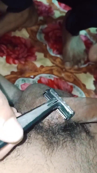 Alennaden: Erkek arkadaşımın tıraşlı yarağı ve taşaklarını tıraş zamanı