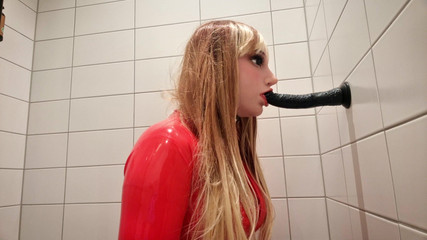 Hooded June: Halsfick-Übung