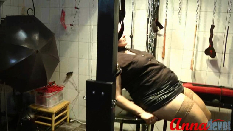 Anna Devot: Annadevot - How to get the slave wet?