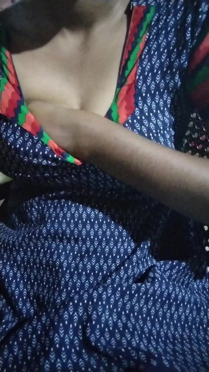 thick_mallu: Belleza del sur de India masajeando sus tetas calientes con...