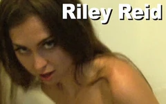 Riley Reid kissa i badrummet