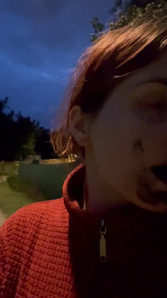 Elena917: Lízání bláta, plivat z cesty, chůze se špínou na obličej a...