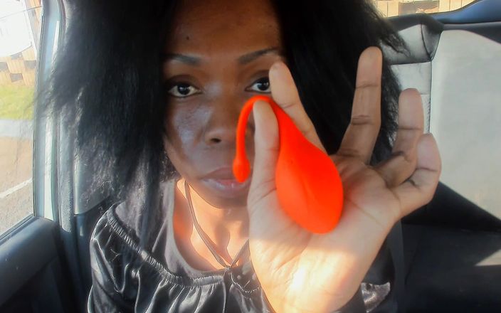 Anal Ebony XXX: Mainin memek liliku pakai vibrator di luar ruangan