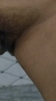Gagică sexy își fute cu degetul pizda fierbinte linsă urină în poziția din picioare a dorinței sexuale, țâțe sfârcuri sexy amuzant