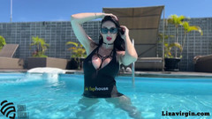 LizaVirgin: Pornoster Liza Virgin bij het zwembad
