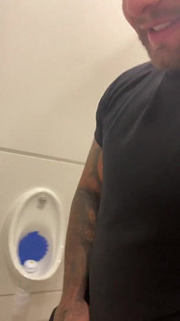 Piscio e sega nel bagno