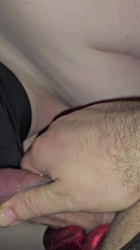 Mi mette il suo grosso cazzo nella mia bocca fino a quando non mi raggiunge la gola