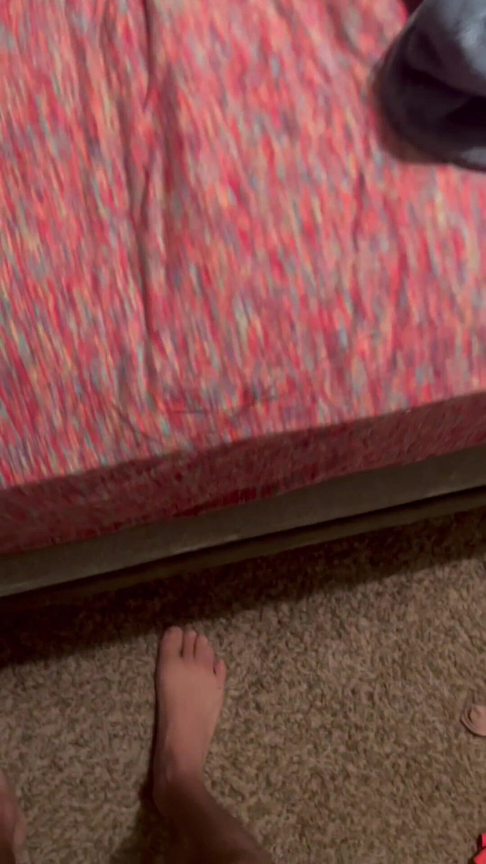 Kinkee Karma: Drobná Brat je tvrdě ošukána a užívá si výstřik