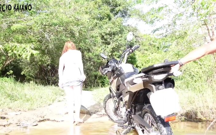 Marcio baiano: 金发女孩的菊花被一个在小溪里帮她洗摩托车的男人干了两次