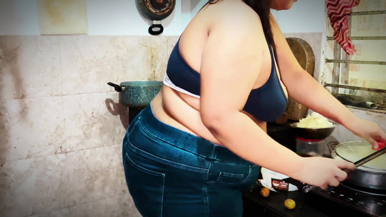 Aria Mia: Über fahrer-mädchen morgen Routine beginnt mit kochen in der küche,...