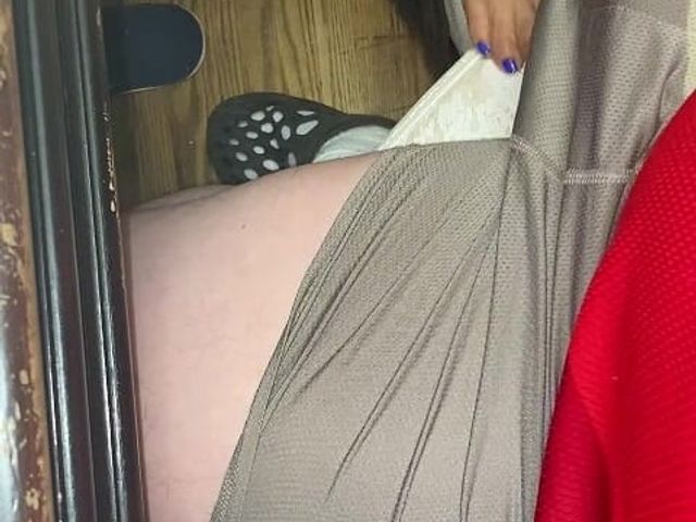 Melove Teasing Naelor with Her Sexy Small Feet (Melove-Feet)