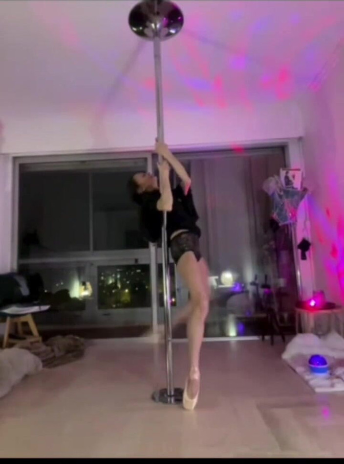 Chris06d72: नग्न नर्तक