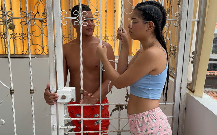 Saraymike: Pěkně šukám svou plachou nevlastní sestru za mřížemi výměnou za nalezení...