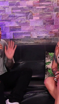 Den bystiga rödhåriga Andrea Castro har en het intervju som slutar i sex med Brian Evansx