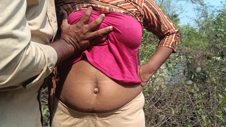 Pushpa studio: Pasangan kolej menikmati kongkek di luar