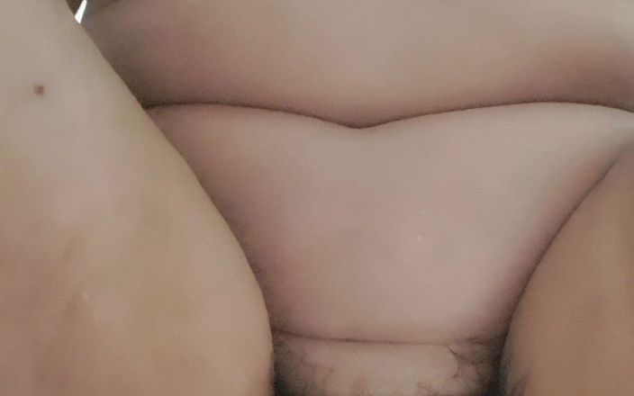 Mommy big hairy pussy: 毛深い猫が排尿するために開く