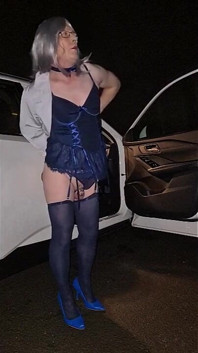 Sexig mogen crossdressing sissy slampa som kör runt i underkläder
