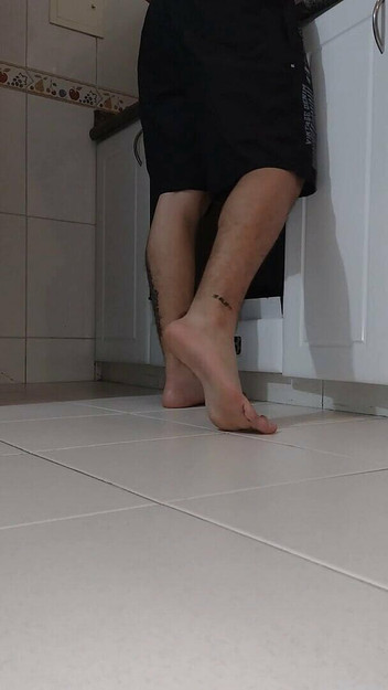 Tomas Styl: Latino muestra sus pies mientras cocina