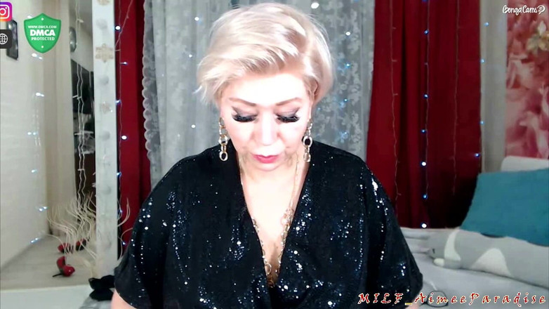 AimeeParadise: Una astuta madura perra AimeeParadise se toma una selfie de...