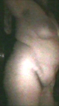 Nue dans la chambre noire