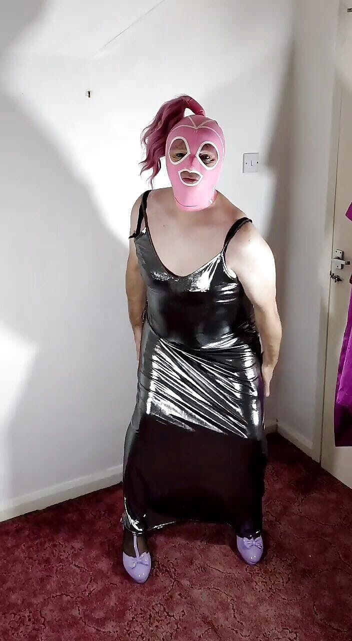 Nottstvslut: 光沢のあるシルバーのボールガウンを着た英国のテレビ痴女Nottstvslut。フード付きラテックス