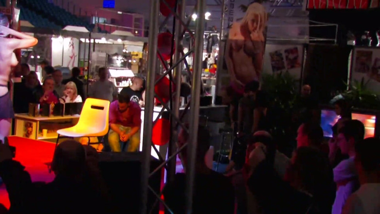 Real Home Made: Des lesbiennes lèchent un gode anal dans une soirée trio