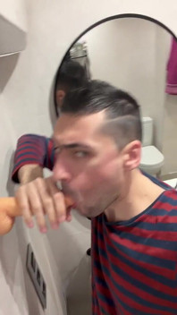 Sexy stiefvader die dildo berijdt