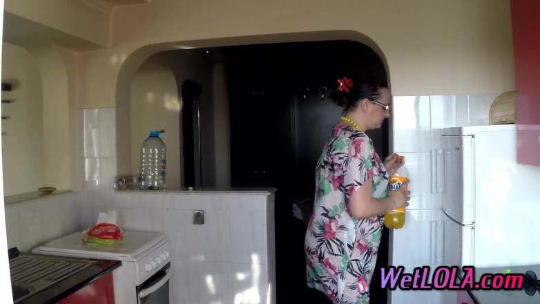 Wet Lola: Mature woman pee huge volume on the kitchen floor