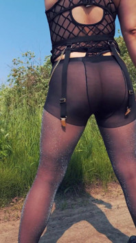 138 - Vieni con me, Facciamo una passeggiata fuori, godiamo le mie gambe ed il mio culo in collant lucidi! *60fps