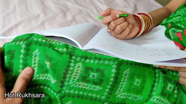 hot_rukhsara: Indische lerares Rukhsara hard geneukt door haar student in toilet...