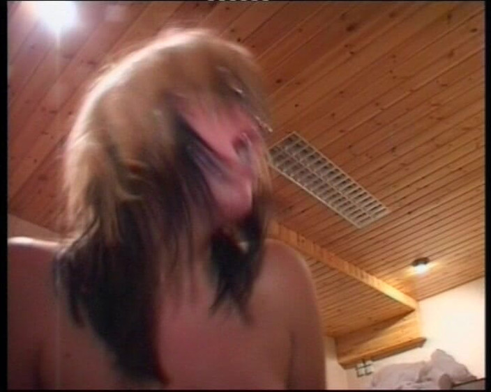 German Homemade: Amateur deutsches schätzchen in strümpfen und dessous durfte schwanz reiten