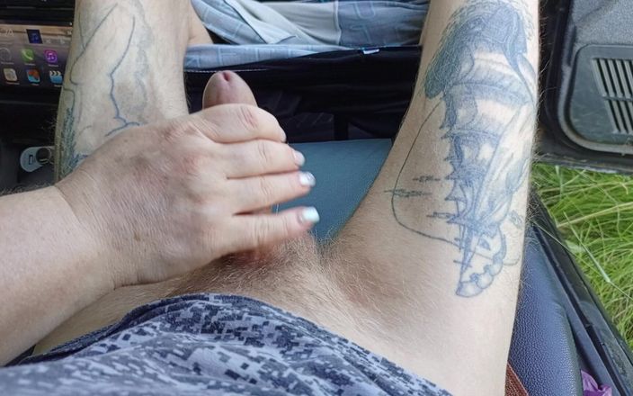 Zona901: No carro no estacionamento, minha madrasta masturba meu pau até...