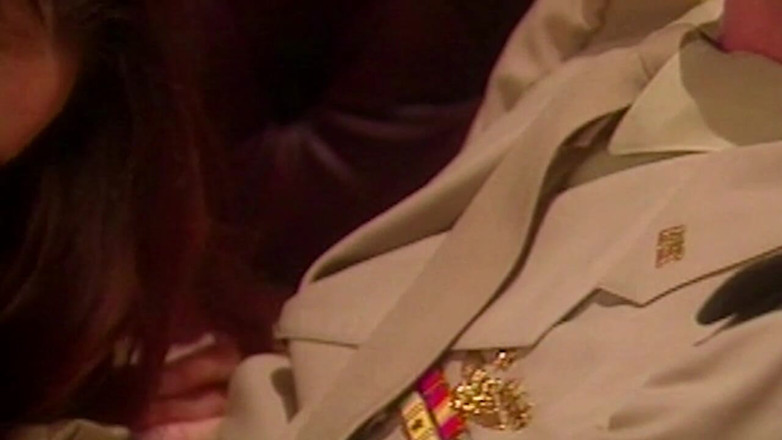 NAUGHTYPOLSKA: Förförisk brunett blir fingrad och knullad i soffan