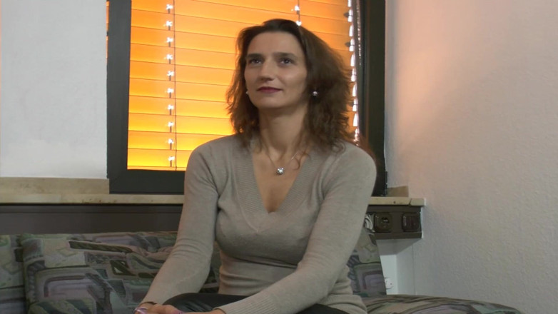 Deutsche Frauen: Stunning German MILF masturbates in solo action