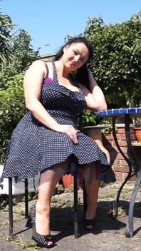 Devon Breeze, Femme Au Foyer Britannique Pulpeuse, Joue Avec Sa Chatte Dans Le Jardin