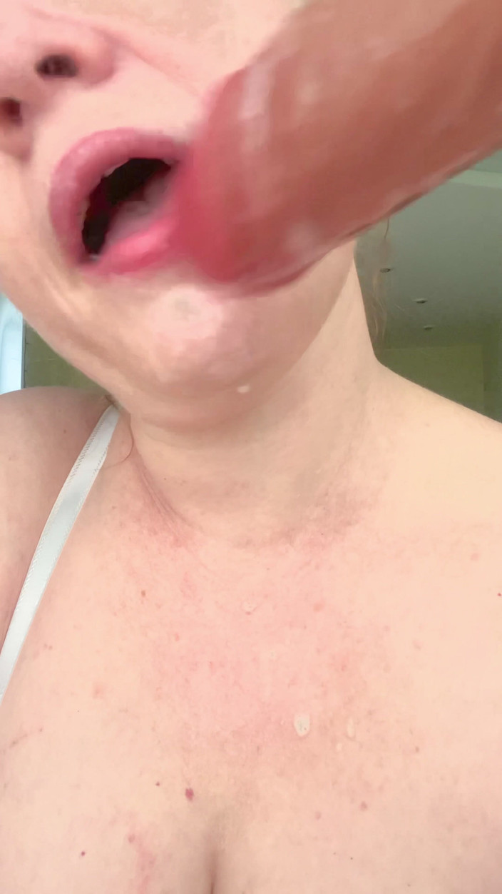 VikkiGeorgia: Sepong kontol close-up (imitasi)