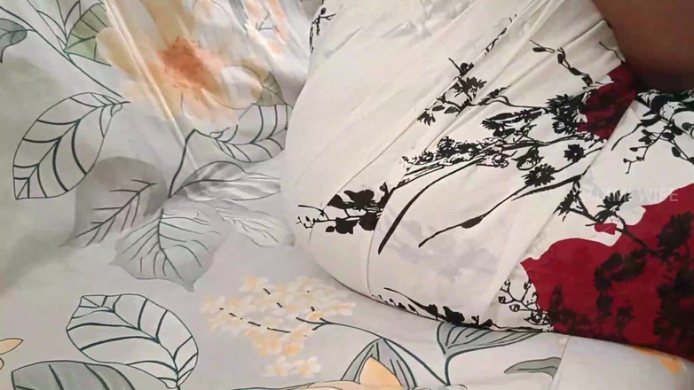 Luxmi Wife: Manželka dostane vrchol orgasmu tekoucí z kundičky - 1