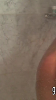 Bystiga milf Shay Fox strippar av sexig silver bikini och badar i duschen
