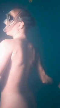 Troia subacquea nuda gioca di notte
