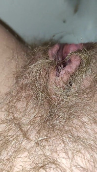 बालों वाली चूत से पेशाब का बड़ा भार