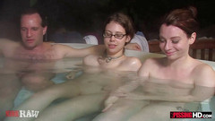 Pissing HD: 숲속 오두막에서 노는 오줌