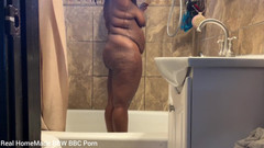 Super sexy ebony cuties: Wshing min kropp stimulerar min klitoris med duschhuvudet