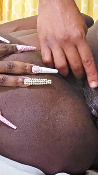 MZ Spit Queen, fille chanceuse - une salope noire avale des tonnes de sperme