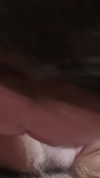 Echte zelfgemaakte amateur MILF zuigt grote pik en krijgt sperma in de mond